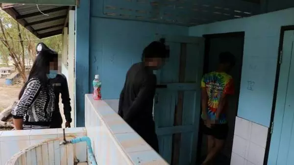 ◤奇聞◢ 因太帥被3個女大生鎖進廁所,大玩30分鐘才肯放人!!