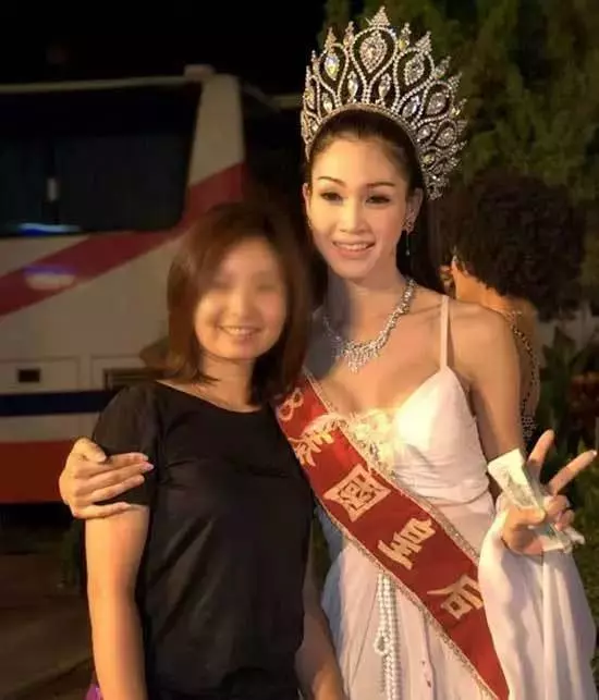 ◤奇聞◢ 因太帥被3個女大生鎖進廁所,大玩30分鐘才肯放人!!