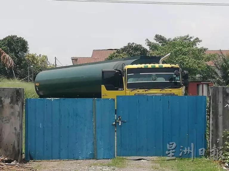 又一單!廢料亂倒住宅溝渠.巴生永安鎮居民心慌慌 - 全國新聞 | | 星洲網 Sin Chew Daily
