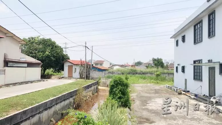 又一單!廢料亂倒住宅溝渠.巴生永安鎮居民心慌慌 - 全國新聞 | | 星洲網 Sin Chew Daily