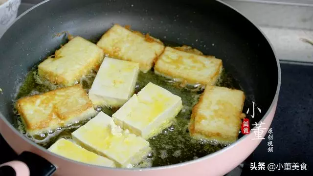 豆腐別炒著吃了,加2個雞蛋,教你解饞新吃法,上桌瞬間吃光光