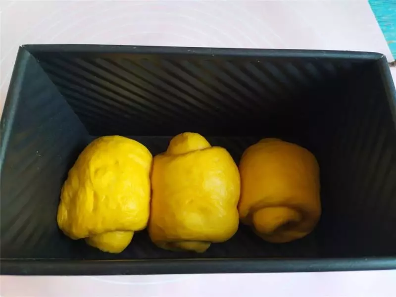 麵包中加蔬菜,保護視力營養高,孩子連吃3天都不膩,當早餐最棒
