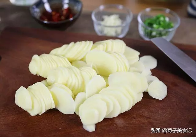 土豆片的又一經典做法,步驟詳細,3分鐘學會,值得收藏