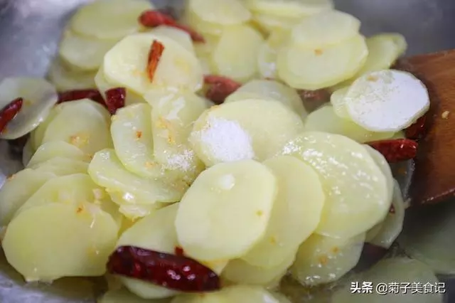 土豆片的又一經典做法,步驟詳細,3分鐘學會,值得收藏