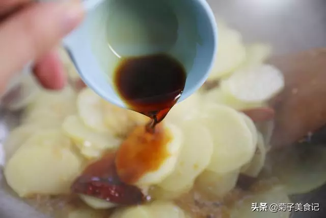 土豆片的又一經典做法,步驟詳細,3分鐘學會,值得收藏