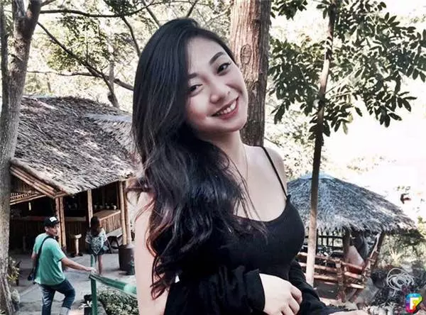 21歲火辣女老師燦爛笑容讓人融化,但是看到「30cm床伴」男生都冒冷汗!