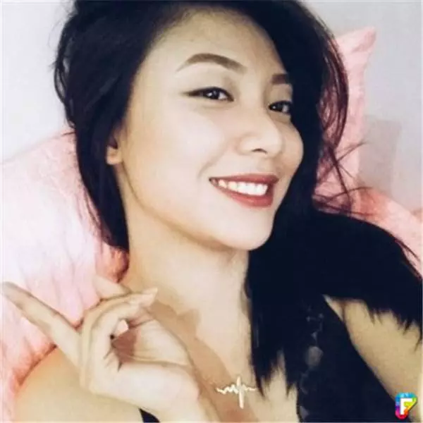 21歲火辣女老師燦爛笑容讓人融化,但是看到「30cm床伴」男生都冒冷汗!