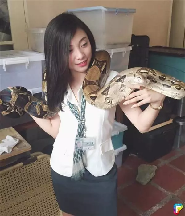 21歲火辣女老師燦爛笑容讓人融化,但是看到「30cm床伴」男生都冒冷汗!