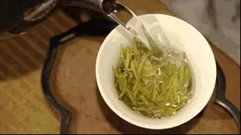 別人給你倒茶,為什麼要連敲3下桌面,原來意義這麼深刻!不懂別再亂敲了