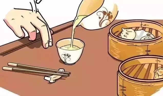別人給你倒茶,為什麼要連敲3下桌面,原來意義這麼深刻!不懂別再亂敲了