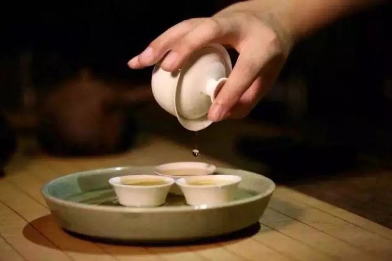 別人給你倒茶,為什麼要連敲3下桌面,原來意義這麼深刻!不懂別再亂敲了