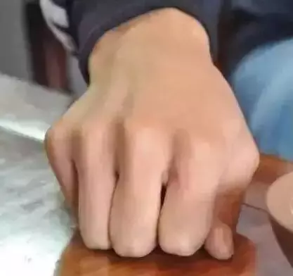 別人給你倒茶,為什麼要連敲3下桌面,原來意義這麼深刻!不懂別再亂敲了