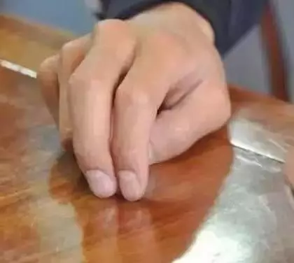 別人給你倒茶,為什麼要連敲3下桌面,原來意義這麼深刻!不懂別再亂敲了