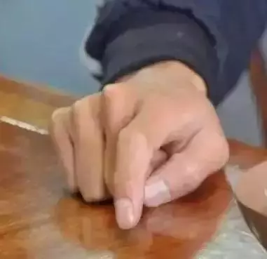 別人給你倒茶,為什麼要連敲3下桌面,原來意義這麼深刻!不懂別再亂敲了
