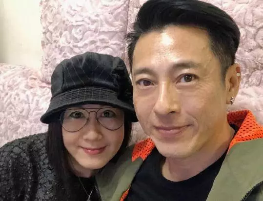 54歲呂頌賢近照曝光,隱藏了11年的美麗老婆,原來是大家熟悉的她