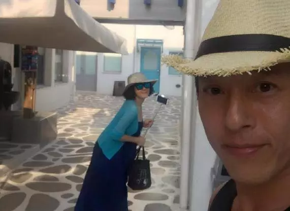 54歲呂頌賢近照曝光,隱藏了11年的美麗老婆,原來是大家熟悉的她