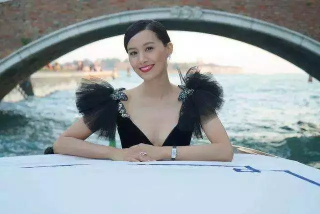 離開tvb後,她被美國經理人看中,現進軍好萊塢與金像影后拍劇