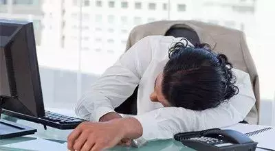 她每天靠牆站5分鐘,兩個月後竟會發生如此神奇的變化...