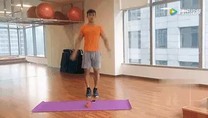 她每天靠牆站5分鐘,兩個月後竟會發生如此神奇的變化...