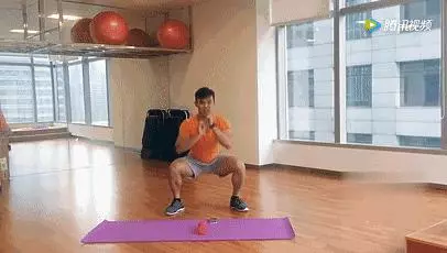她每天靠牆站5分鐘,兩個月後竟會發生如此神奇的變化...