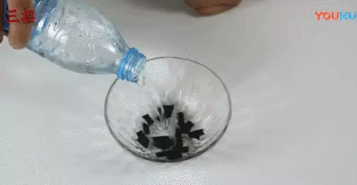 蚊香掰幾段放水裡泡一泡,沒想到這麼神奇,家家用得到!