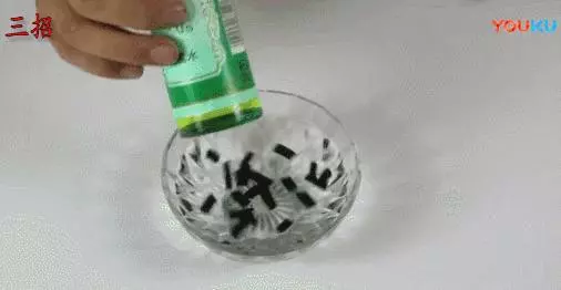 蚊香掰幾段放水裡泡一泡,沒想到這麼神奇,家家用得到!