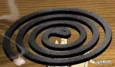 蚊香掰幾段放水裡泡一泡,沒想到這麼神奇,家家用得到!