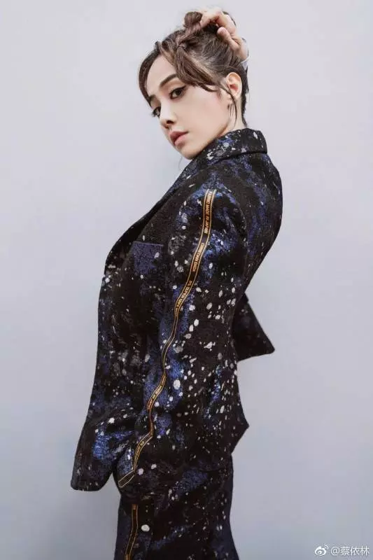 蔡依林登國際時尚周,「美背辣腿」征服整個米蘭!老外狂盯:台灣天后太辣!