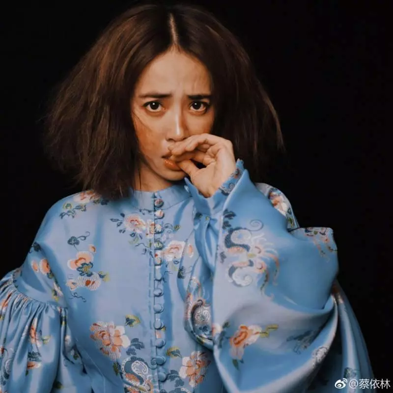 蔡依林登國際時尚周,「美背辣腿」征服整個米蘭!老外狂盯:台灣天后太辣!
