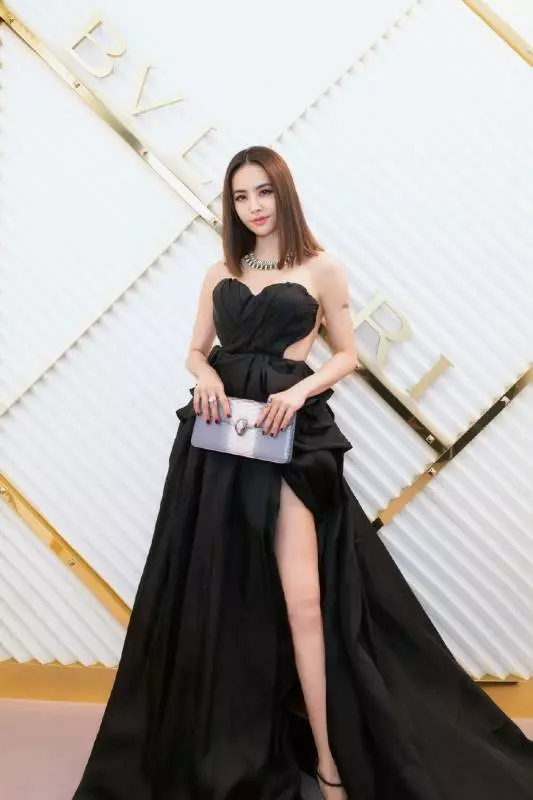 蔡依林登國際時尚周,「美背辣腿」征服整個米蘭!老外狂盯:台灣天后太辣!