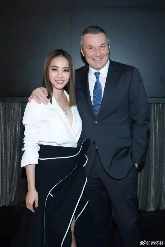 蔡依林登國際時尚周,「美背辣腿」征服整個米蘭!老外狂盯:台灣天后太辣!