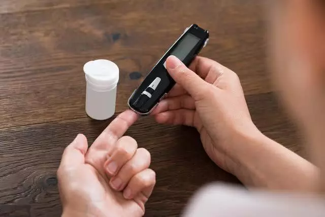 手腳動不動就發麻,是怎麼回事?醫生坦言:原因有4個!切莫忽視