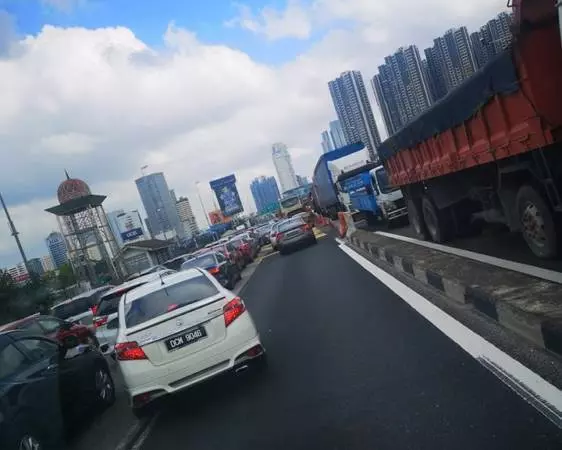 獅城學校假期啦!馬新關卡又大塞車 耗5小時抵新山!