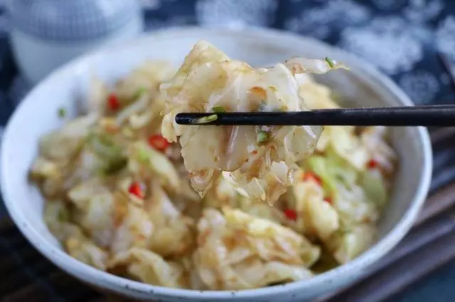 喜歡包菜的要收藏 撕一撕拌一拌 香辣爽脆 比大魚大肉都過癮