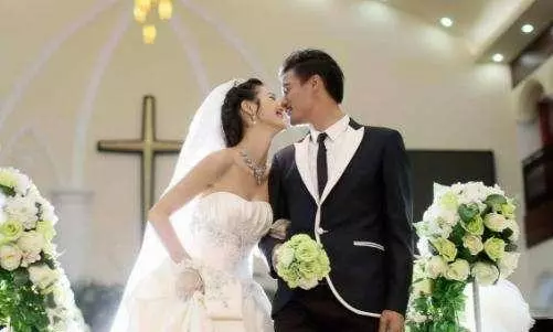 小舅子結婚借走10萬,一年後他還我12萬,氣得我把錢扔他臉上
