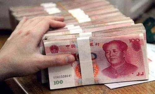 小舅子結婚借走10萬,一年後他還我12萬,氣得我把錢扔他臉上