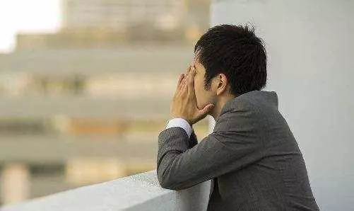 小舅子結婚借走10萬,一年後他還我12萬,氣得我把錢扔他臉上