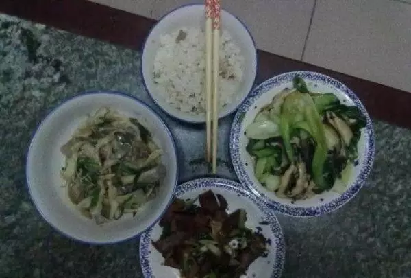 媽來城裡看我,老婆給我媽吃冷菜冷飯,媽走後我送老婆金項鍊