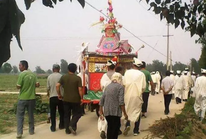 老人因病去世,家人陪葬一輛轎車,卻被村民偷走,結果悲劇了