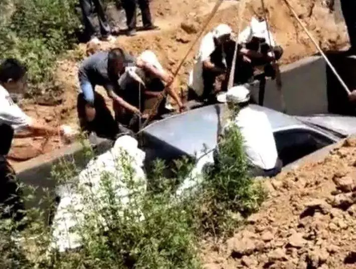 老人因病去世,家人陪葬一輛轎車,卻被村民偷走,結果悲劇了
