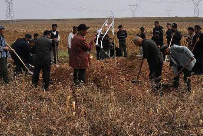 老人因病去世,家人陪葬一輛轎車,卻被村民偷走,結果悲劇了