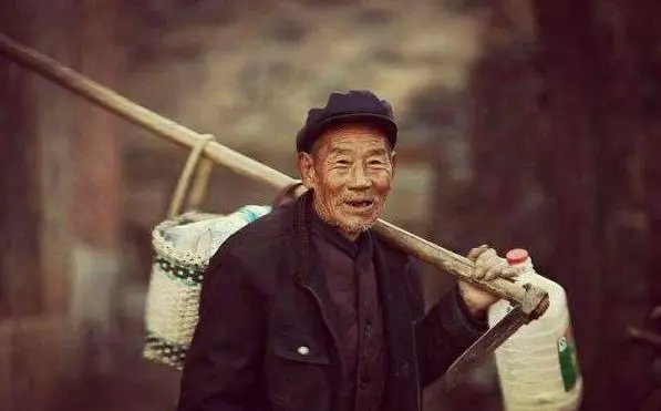 父親去世,銀行卡每月都會收到莫名匯款,查清匯款人後,兒子傻住