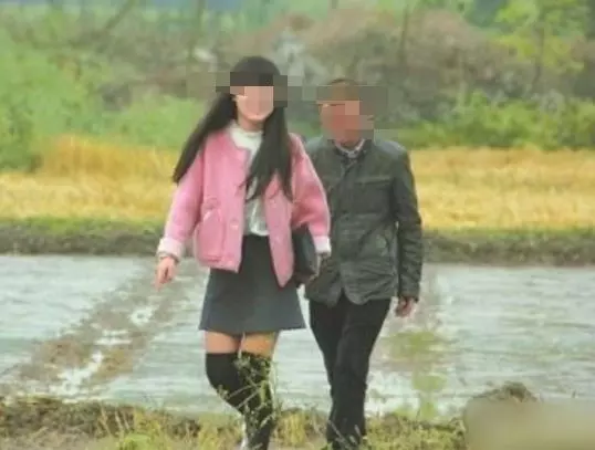 女兒去世三年,卻開著豪車回家,炒了盤芹菜炒肉後,父親果斷報警
