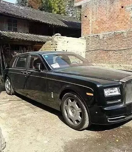 女兒去世三年,卻開著豪車回家,炒了盤芹菜炒肉後,父親果斷報警