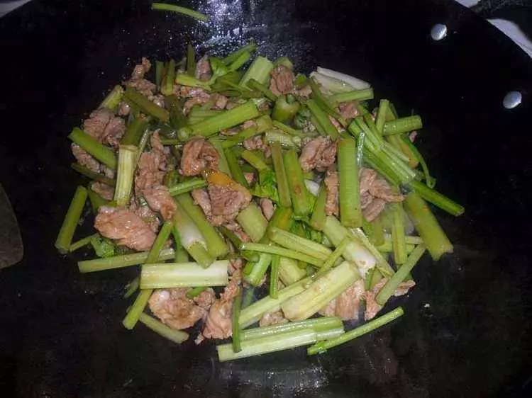 女兒去世三年,卻開著豪車回家,炒了盤芹菜炒肉後,父親果斷報警