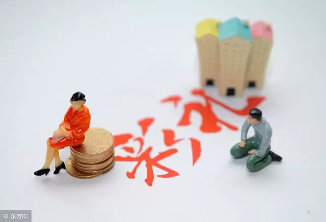 女兒生孩子我去探望,吃飯時看了眼飯桌,我含淚留下了五萬