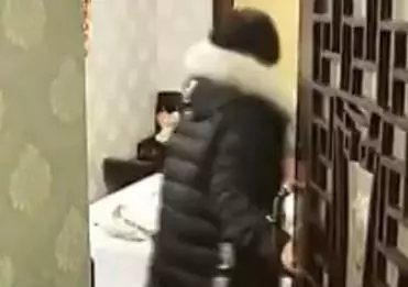 兒子出差,兒媳晚上總帶人回來,婆婆怒推開屋門,接下來蒙了
