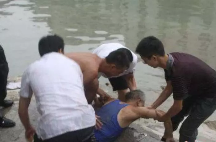 老人騎車掉進湖裡,被男子救上岸,男子走後不久,路人偷偷報警