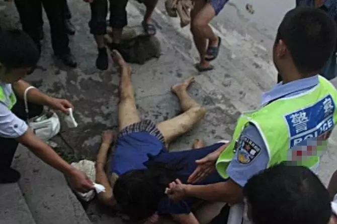 老人騎車掉進湖裡,被男子救上岸,男子走後不久,路人偷偷報警