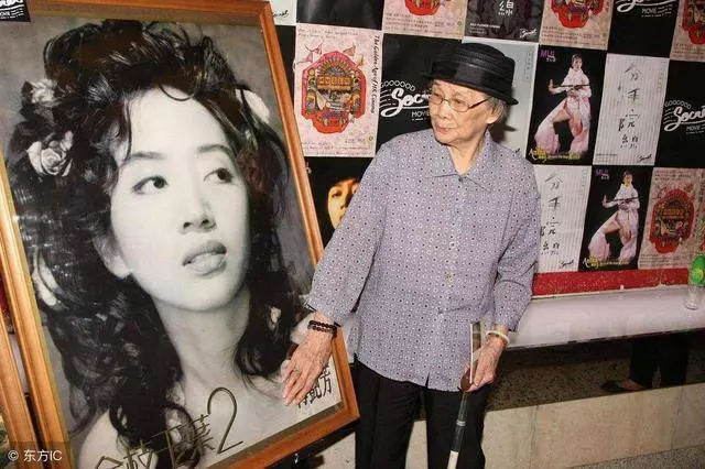 梅艷芳媽媽花25萬辦95大壽,穿昂貴旗袍又扭又跳很高興,粉絲怒斥:還向銀行哭窮?